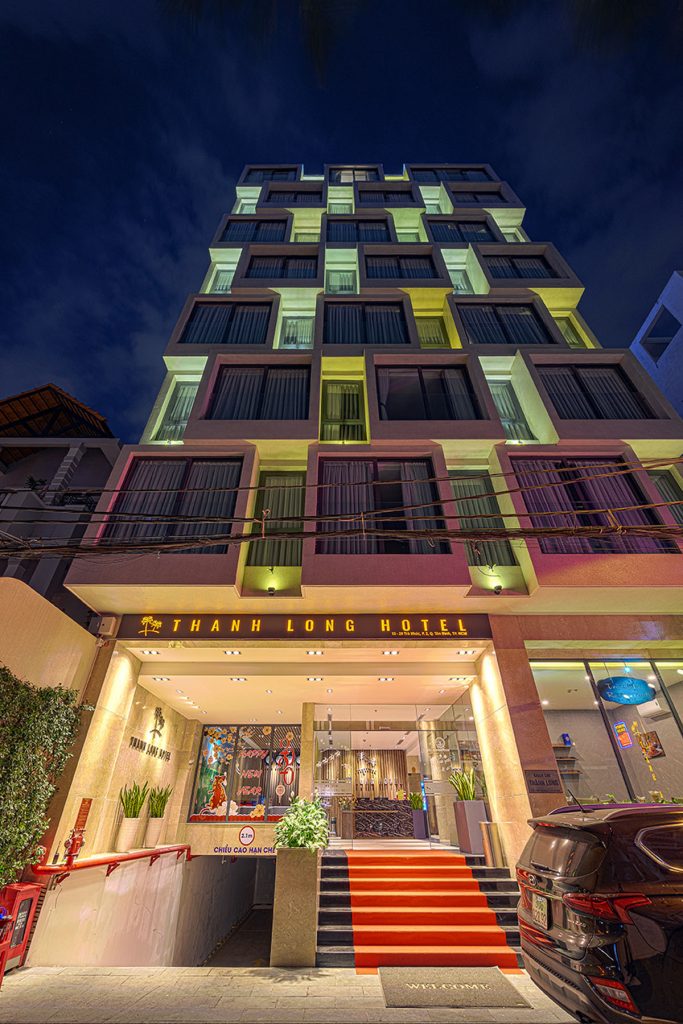 Mặt tiền thiết kế khách sạn hiện đại Thành Long với kiến trúc khách sạn độc đáo